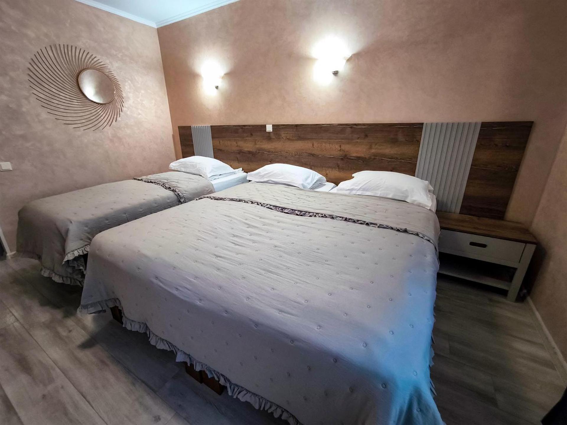 Hotel Dorobanti Jászvásár Kültér fotó