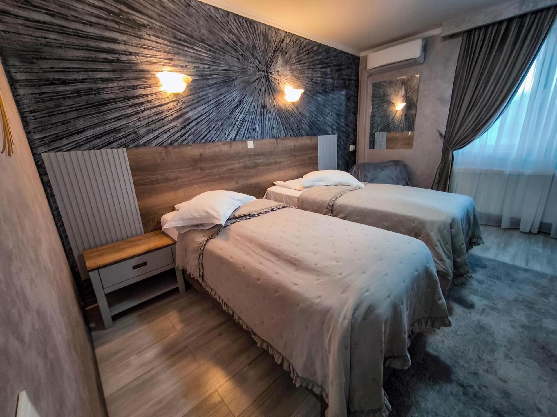 Hotel Dorobanti Jászvásár Kültér fotó