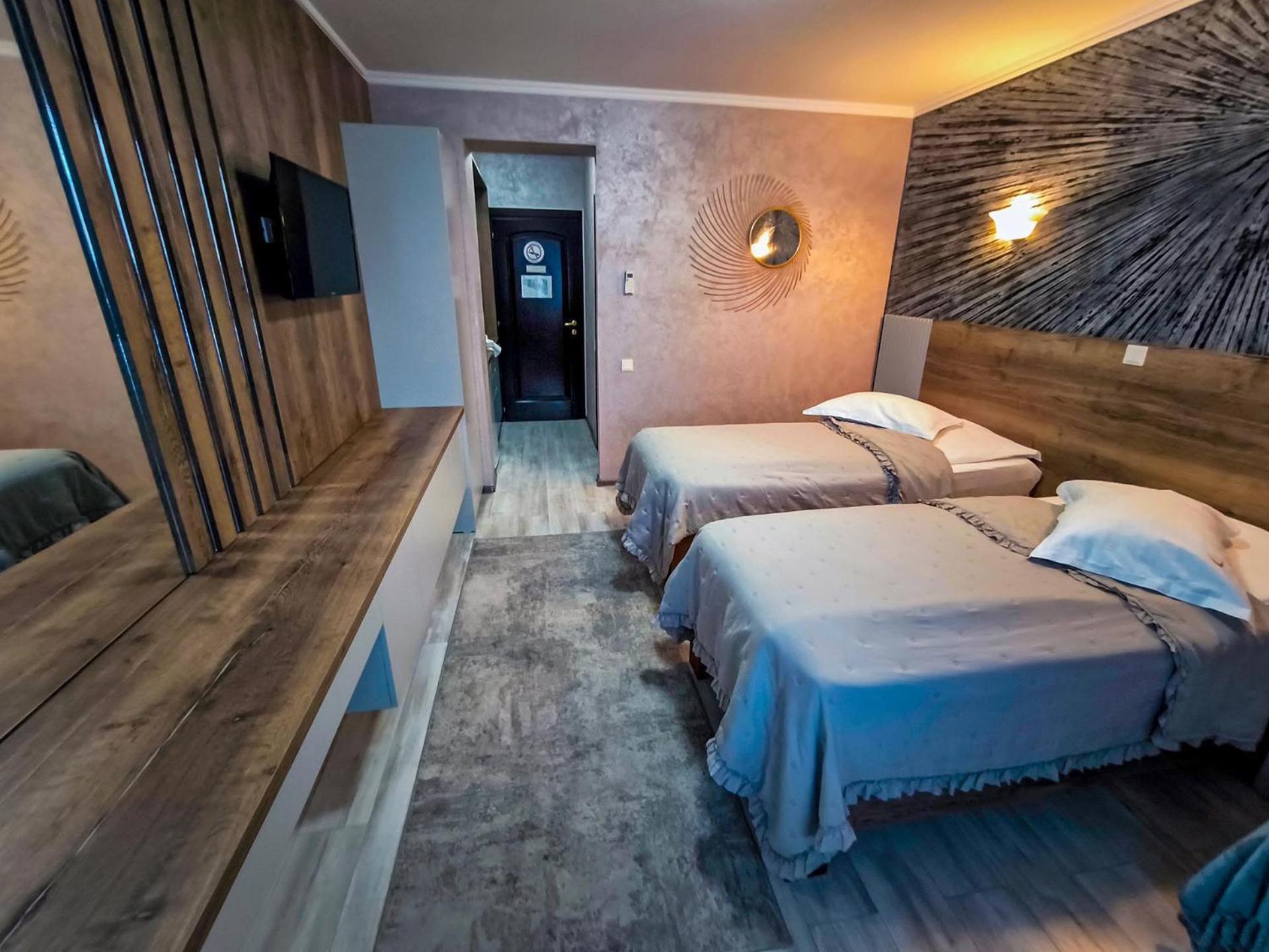 Hotel Dorobanti Jászvásár Kültér fotó